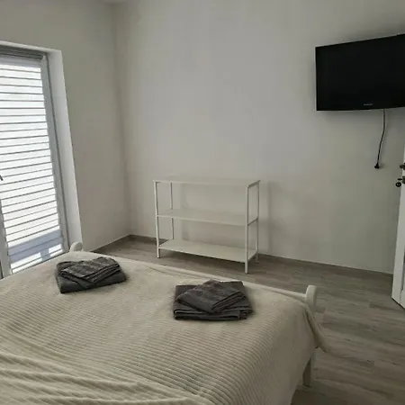 Mountain Nest Bed & Breakfast Lazeshchyna